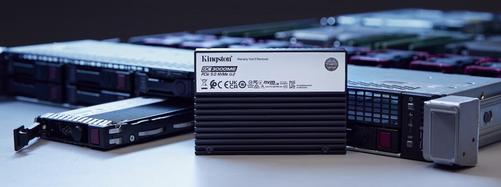 Disque SSD Kingston DC3000M devant des serveurs en arrière-plan.